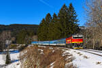 Anfang diesen Jahres kam die im perfekten Pflegezustand befindliche  rote Blitz-Brille  754.074 des Depots Plzen regelmäßig vor den Prager Schnellzügen im Böhmerwald zum Einsatz. Der 18. Januar 2025 wurde aufgrund guter Wetterprognosen genutzt, um der Region einen Besuch abzustatten. Zwischen Špičák und Železná Ruda město konnte ich besagte Lok vor dem R 776  Berounka  von Praha hl.n. nach Železná Ruda-Alžbětín aufnehmen. Der Schnellzug war an diesem Tage interessant gebildet. Neben zwei UIC-Y Wagen befand sich auch ein Waggon der Gattung Bpee237 im Zugverband. 