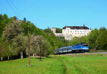 Der Lok 754 049 fährt mit dem Ausflugszug  Posázavi  unter der Burg Böhmisch Sternberg in Richtung Zruč nad Sázavou hindurch.