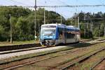 CD 841 009-4 fährt am 11.August 2019 als Os 8352 (Pocatky-Zirovnice - Jihlava) in den Bahnhof Kostelec u Jihlavy ein.