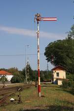 Im Bahnhof Suchdol nad Luznice steht dieses noch im Betrieb befindliche altösterreichische Formsignal.