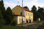 Aufnahmsgebäude des Bahnhof Lomnice nad Luznice am 04.August 2018. 