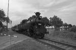 CSD 354 195 (UIC-Nr.: CZ-CD 90 54 3541 095-6) fährt am 04.August 2018 mit dem Os 28457 (Veseli nad Luznici - Trebon) aus dem Bahnhof Lomnice nad Luznice am 04.August 2018.