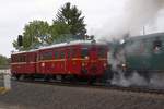 M131.1133 (CD 801 133) und CSD M131.1228 als Os 11827 (Chrudim mesto - Pardubice hl.n.) bei der Paralllelausfahrt mit der CSD 423 009 (CD 90 54 4230 009-1) mit dem Os 11828 (Chrudim - Chocen) am