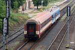 CD 50 54 21-29 311-7 Bdtn am 03.August 2019 als letztes Fahrzeug des Os 4807 (Jihlava - Brno hl.n.) im Bahnhof Strelice.