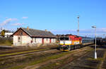 Die 754 012-er Taucherbrille mit dem Zug R665 (Plzeň-Jihlava-Brno) kommt am Bahnhof Okříšky (Klein Wartenberg) an. Die Lagerhalle im Hintergrund macht das Bild gemütlich.
Okříšky, 24.02.2023.