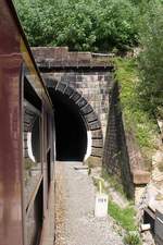 Os 4409 fährt am 18.August 2018 in das Südportal des 1870 errichteten 322m langen Velky Prsticky Tunnel.