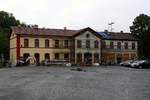 Vorplatzansicht des gerade in Renovierung befindlichen Bahnhof Moravske Branice am 07.September 2019.