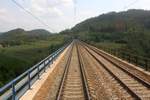 Gleich nach dem Westportal des Loucsky Tunnel wird im Strecken-Km 35,6 der KBS-Strecke 250 (Brno - Havlíčkův Brod) mit der Brücke des Friedens (Most míru) das Tal der Libochovka überquert. Bild vom 24.August 2019.