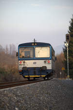 810 599-1 bei kurz vor der Einfahrt  Lipová-lázně. 31.10.2019 16:39 Uhr.