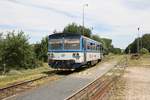 CD 810 519-9 am 06.Juli 2019 als Os 13910 (Zborovice - Kromeriz) im Bahnhof Zdounky.