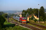 Die retrolackierte 754 067 Taucherbrille mit einem Eilzug (SP 1762) von Bojkovice nach Brno verlässt den Bahnhof Nemotice (Nemotitz).