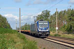 388 012 der CD Cargo führte am 05.10.23 einen leeren ARS-Flachwagenzug durch Marxdorf Richtung Zeithain.