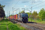 370 051 der CargoUnit führte für CD Cargo am 17.04.24 einen ECS-Containerzug durch Wittenberg-Labetz Richtung Falkenberg(E).