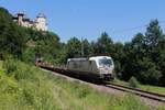 Am 24.6.2025 bringt die 193 584 einen Leerwagenzug von Passau Gbf nach Leoben Donawitz hier kurz hinter Klaus an der Pyhrnbahn mit dem Schloss Klaus im Hintergrund.