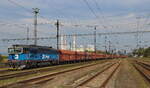 Die 750 287 schiebt einen leeren Kohlezug ins entsprechende Gleis im Bahnhof Pocerady mit dem gleichnamigen Kohlekraftwerk im Hintergrund. Aufgenommen am 21.08.2025
