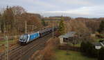 Ein Elbtalumleiter im Vogtland mit der CD Cargo 388 025 und ihrem Leeren Autozug in Richtung Hof. Aufgenommen am 05.12.2025 in Jößnitz an der Bahnbrücke.