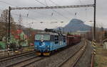 Gemischter Güterzug mit der CD Cargo 372 011 in Zelenice mit dem Boren im Hintergrund. Aufgenommen am 14.02.2026. 