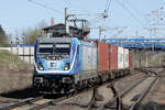 CD Cargo 388 005 mit Containern in Roßlau (Elbe), 08.04.2026 (Aufnahme vom Bahnsteigende aus)