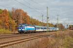 Mit dem umgeleiteten EC 379 von Berlin nach Prag rollt 193 292 am 06.11.21 durch Radis Richtung Leipzig.