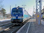 193 290 (NVR-Nummer: 91 80 6193 297-4 D-ELOC) Vectron mit einem Eurocity EC in Richtung Berlin bei der Durchfahrt durch den Bahnhof Wünsdorf-Waldstadt am 13.Februar 2022 gegen 14.00 Uhr.