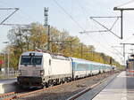 ČD - České dráhy a.s., Praha (CZ) mit einer angemieteten weißen  6193 190  (NVR-Nummer: 91 80 6193 190 D-RAILL] bei der Durchfahrt durch den Bahnhof Wünsdorf-Waldstadt.
