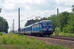 Mit dem verspäteten EC 176 rollt 193 298 am 01.07.23 durch Marxdorf Richtung Falkenberg(E).