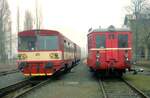 810 332 vor Regionalbahn Česká Lípa - Lovosice und M 131.1280 vor einer Sonderfahrt mit 4 Wagen im Bahnhof Úštěk im Mai 2005