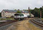 Am 27.09.25 fand das 140 jährige Streckenjubiläum (Cheb-Hranice v Čechách) statt. 754 042-0 ist hier beim rangieren in Aš zu sehen.