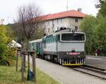 Am 27.09.25 fand das 140 jährige Streckenjubiläum (Cheb-Hranice v Čechách) statt. 754 042-0 ist hier mit einem Ausstellungswaggon in Aš zu sehen.