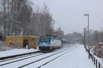 Der R aus Prag bei kräftigem Schneefall durchfährt am 29.01.2026 den Haltepunkt Hlavno mit der 193 575 auf dem Weg nach Cheb. 