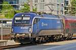 Lok 1216 234, mit ihrem Zug nahe dem Hauptbahnhof in Wien. 09.05.2026