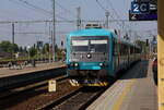 845 309-4 , aus Liberec kommend, l�uft in Jaromer ein.Mittlerweile  sind fast alle TW klimatisiert, so das das Reisen im Sommer nicht mehr zur Tortur wird.