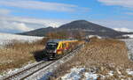 Seit dem Winterfahrplan hat die Länderbahn CZ den Nahverkehr zwischen Liberec und Decin übernommen und setzt dabei die von der Trilex Desiros aus Deutschland ein. Wie hier der Werbe Desiro bei Brniste auf dem Weg gen Mimon am 27.02.2023