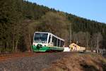 Der RegioSprinter 654 033 der DLB (Die Länderbahn) bei Ausf. aus dem Bf Rotava, als Os17015 (Kraslice - Sokolov), am Morgen des 19.04.2018. Z.Z. fahren auf der RB1 und RB5 im Vogtland noch meist die 8 verbliebenen RegioSprinter der DLB und der 654 037 von GWTR, auch im Durchlauf von Zwickau bzw. Mehltheuer/Plauen bis Sokolov, Personalwechsel zw. DLB und GWTR ist dann in Zwotental. Die tschechischen Binnenzüge auf der KBS145 fahren teilweise mit 810er-Garnituren von GWTR oder wie hier mit 654 der DLB.