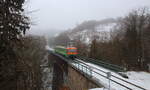 Der GWTrain von Usti nad Labem nach Moldava in die Wintersportregion fährt gerade über die Brücke mit einem 845er Triebwagen auf der sogenannten Teplicer Semmeringstrecke. Aufgenommen der Nachschuss am 14.02.2026