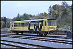 Im Bahnhof Becov nad Teplou in Tschechien stand am 17.10.2021 dieser Beiwagen. Die Beschriftung weist ihn als Fahrzeug der privaten GWTrain aus. Ungewöhnlich ist die gelbe  Farbgebung, da GW Train Regio heute in grün orange Lackierung fährt.