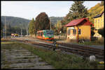 Blick am 19.10.2021 vom alten BW aus auf den Bahnhof Becov nad Teplou. Vorn fährt gerade der GW Train Regio 654045-3 um 17.03 Uhr nach Karlsbad ab. Im Hintergrund steht ein gelber Beiwagen von GW Train Regio. Daneben ist ein Triebwagen der CD noch in alter Lackierung aus Rakovnik angekommen. Diese Züge enden in Becov nad Teplou. Bei dem ausfahrenden Triebwagen handelt es sich um ein ehemals deutsches Fahrzeug der Dürener Kreisbahn, welches dort als Regio Sprinter verkehrte.