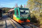 Ein TW der Baureihe 518 des Unternehmens GW Train Regio präsentiert sich hier in Stožec (deutsch Tusset) 16.10.2023  17:22 Uhr.