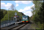 GW Train Duewag Regio Swinger 818245-3 ist hier am 27.4.2024 um 15.21 Uhr aus Karlsbad kommend im Haltepunkt Krasny Jez angelangt.
