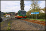 Ausfahrt des GW Train 818245-3, ein Duewag Triebwagen, in Becov nad Teplou am 28.04.2024 um 9.31 Uhr auf dem Weg von Marienbad nach Karlsbad. 