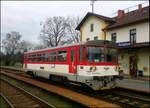 KŽC 810 381-4 steht in Bahnhof Praha Satalice am 21.03.2017.