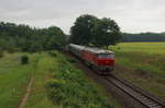 R1274 von Prag nach Bezděz als KZC Sonderzug mit 749 215  Bardotka  kurz vor dem Haltepunkt Tišice der jedoch ohne Halt durchfahren wurde. Eingefangen wurde diese rote Lok am Sonderzug am 14.06.2020