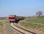 T 478 1006 (749 006) KZC als Os 91273 zu sehen am 11.04.26 bei Vrátno. Im Hintergrund ist die Burg Bezděz (Státní hrad Bezděz) zu sehen.
