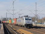 HHLA 386 029-3 METRANS mit einem Containerzug von Hamburg kommend bei Durchfahrt durch Schwarzenbek; 19.02.2019      