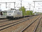 Metrans 386 012-9 (NVR Nummer 91 547 386 012-9 CZ MT) durchfährt den Bahnhof Golm (Potsdam) mit einem Containerzug am 15.
