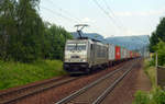 Metrans führte mit 386 002 am 11.06.19 einen Containerzug durch Krippen Richtung Bad Schandau.