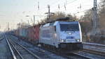 METRANS Rail s.r.o., Praha [CZ] mit  386 007-9  [NVR-Nummer: 91 54 7386 007-9 CZ-MT] und Containerzug aus Polen am 05.12.19 Berlin Hirschgarten.