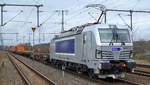 Erst seit kurzem in Dienst, METRANS Rail s.r.o., Praha [CZ] mit  383 407-4  [NVR-Nummer: 91 54 7383 407-4 CZ-MT] mit Containerzug am 24.02.20 Durchfahrt Bf.
