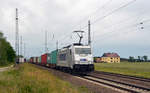 386 039 der Metrans schleppte am 07.06.20 einen Containerzug durch Saxdorf Richtung Falkenberg(E).