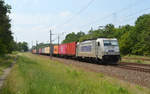 386 002 der Metrans führte am 13.06.20 einen Containerzug durch Burgkemnitz Richtung Wittenberg.